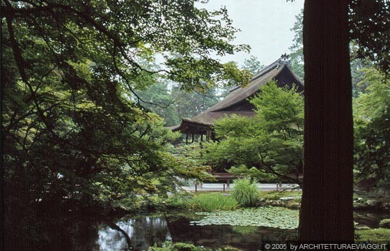 KYOTO EST - NANZEN-IN - dal sentiero oltre lo stagno osserviamo il tempio: si nota l'alto tetto in paglia