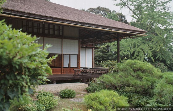 KYOTO - ARASHIYAMA  - OKOCHI SANCHO - l'engawa, una sorta di veranda coperta dal tetto spiovente, modula la relazione tra lo spazio interno ed esterno