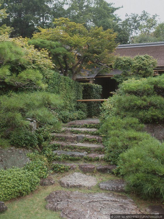 KYOTO - ARASHIYAMA - OKOCHI SANCHO - l'ingresso alla villa con scale in pietra, è mimetizzato nella vegetazione rigogliosa 