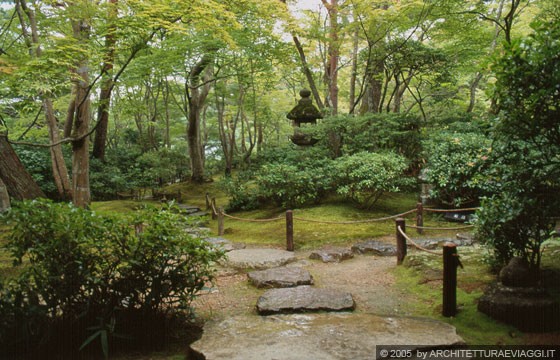 KYOTO - ARASHIYAMA - OKOCHI SANCHO - Periodo Showa, giardino di passaggio con elementi artificiali (percorsi in pietra, lanterne, ecc.) tanto perfetti da sembrare naturali