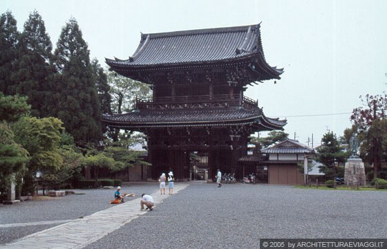 KYOTO - ARASHIYAMA - L'imponente porta in legno di un tempio lungo l'itinerario a piedi Arashiyama-Sagano