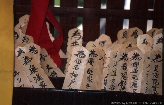NARA - KIYOMIZU-DERA - preghiere e desideri possono essere scritti sulle tavolette ema e appesi nei santuari