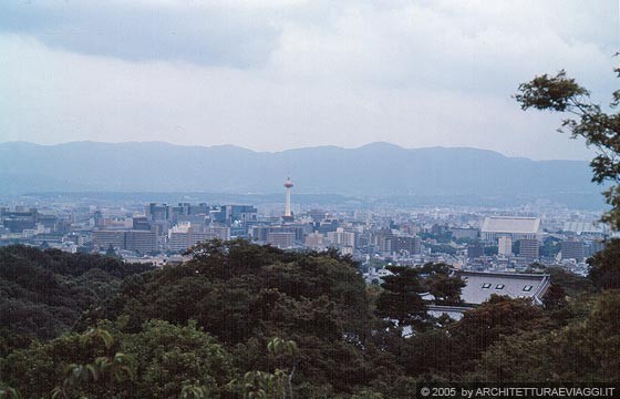 KYOTO EST - Dal portico del KIYOMIZU-DERA ampia vista della città: si riconoscono la Kyoto Tower e la Stazione Centrale