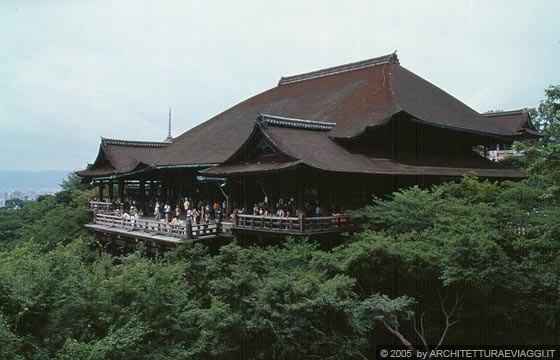 KYOTO EST - La sala principale del tempio KIYOMIZU-DERA con portico proteso oltre il pendio