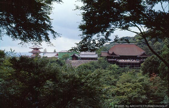 KYOTO EST - KIYOMIZU-DERA - il complesso dei templi con la sala principale con portico su colonne visto dalla collina di fronte