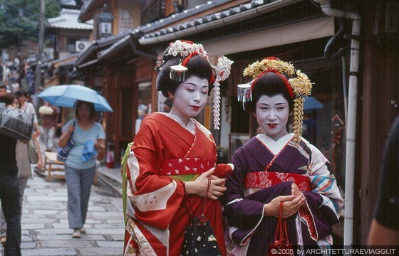 KYOTO EST - Ninenzaka: due maiko posano per un servizio fotografico