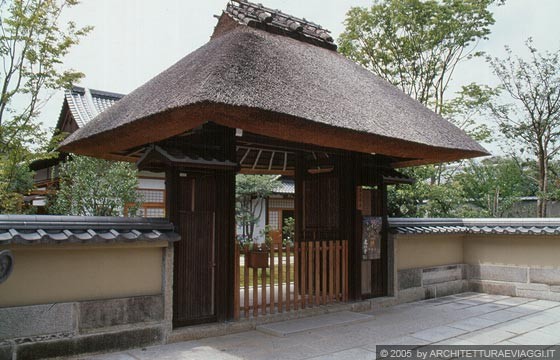 KYOTO EST - Un ingresso con la tradizionale copertura in paglia