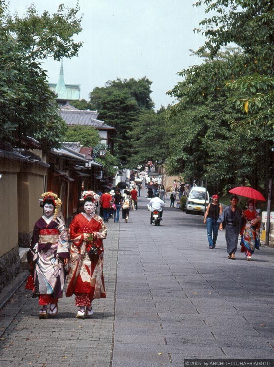 KYOTO EST - Il grande viale Ne-ne no Michi: incontriamo di nuovo le due maiko di prima