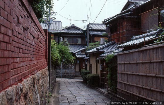 KYOTO EST - Il grazioso vicolo Ishibei-koji fiancheggiato da vecchie costruzioni in legno 