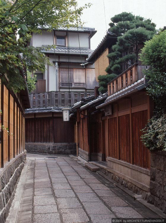KYOTO EST - Il vicolo acciottolato Ishibei-koji conserva un'atmosfera da vecchia Kyoto