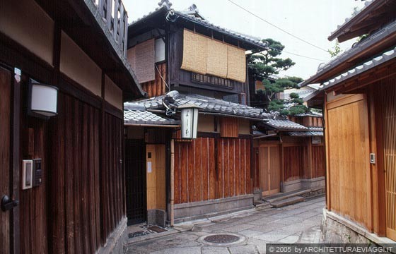 KYOTO EST - Ancora tradizionali edifici in legno nel vicolo Ishibei-koji