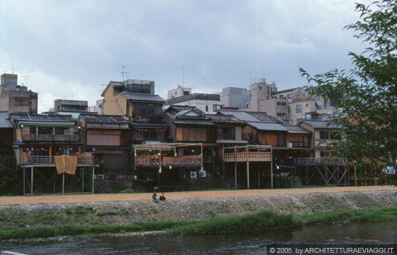 KYOTO CENTRO - Pontocho - le piattaforme yuka dei numerosi ristoranti che si affacciano sul fiume Kamo compressi dal cemento della città moderna