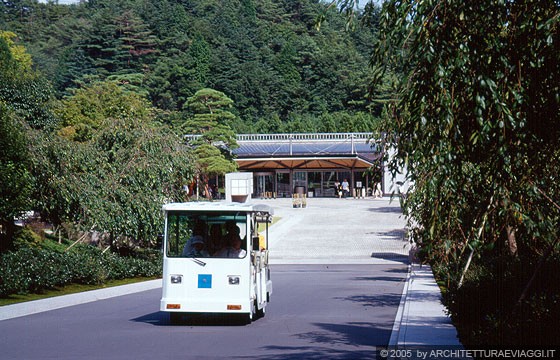 SHIGARAKI, SHIGA - MIHO MUSEUM - Dal padiglione della Reception partono frequenti navette elettriche per raggiungere il museo al di là della montagna