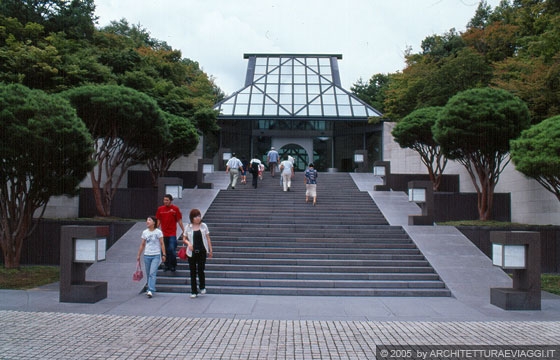 SHIGARAKI, SHIGA - MIHO MUSEUM - La scalinata di accesso simmetrica ed imponente e la componente geometrica del fronte principale