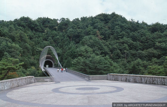 SHIGARAKI, SHIGA - MIHO MUSEUM - La piazza circolare, il ponte, l'ingresso al tunnel e sullo sfondo la foresta: natura, architettura, arte, appaiono un equilibrio possibile