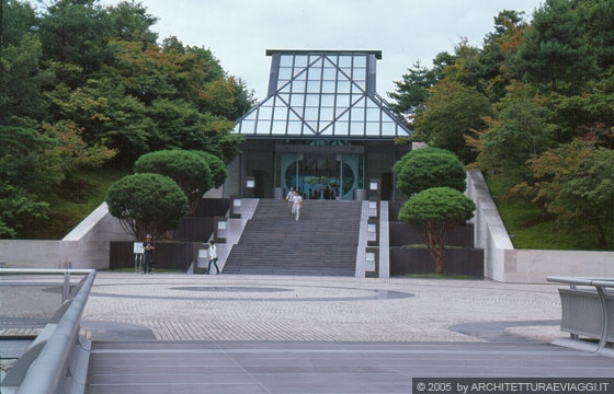 SHIGARAKI, SHIGA - MIHO MUSEUM - L'accesso principale con il tetto in stile Irimoya - I.M. Pei