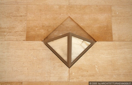 SHIGARAKI, SHIGA - MIHO MUSEUM - Particolare dei corpi illuminanti ad applique dell'atrio di chiara matrice geometrica - I.M. Pei