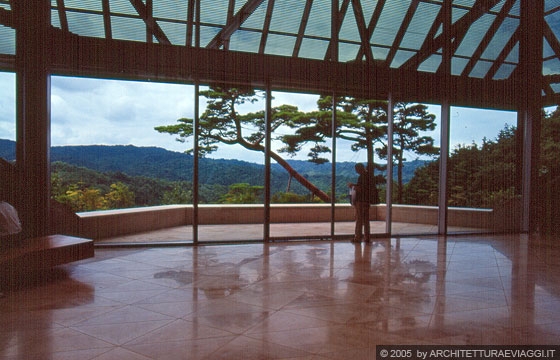 SHIGARAKI, SHIGA - MIHO MUSEUM - La grande parete vetrata con il grande albero e sullo sfondo il paesaggio - I.M. Pei
