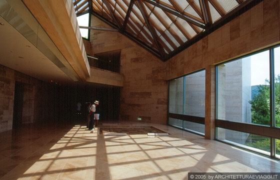 MIHO MUSEUM - Ala sud, i percorsi di distribuzione al livello inferiore sotto terra si aprono sul paesaggio attraverso ampie vetrate