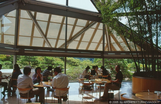 SHIGARAKI, SHIGA - MIHO MUSEUM - La caffetteria con la grande parete vetrata che si apre sul paesaggio