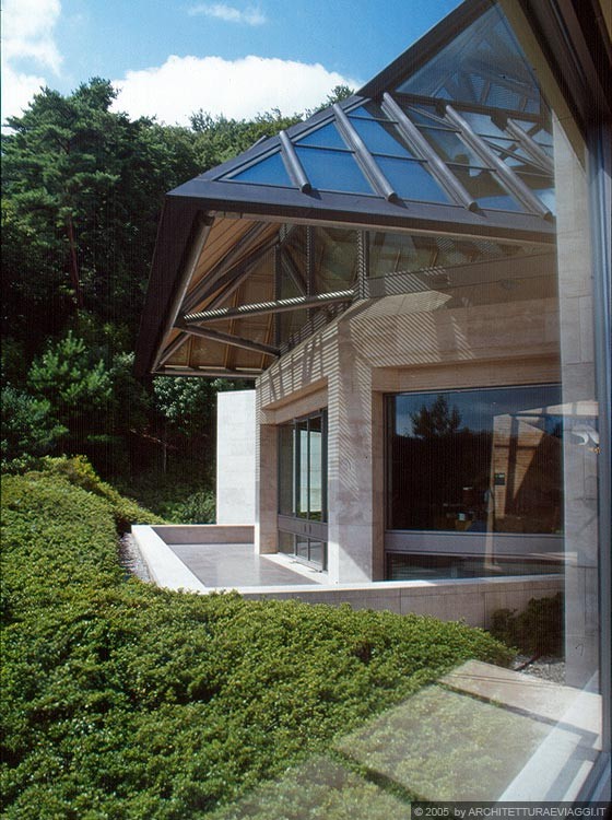SHIGARAKI, SHIGA - MIHO MUSEUM - Dalle vetrate del corridoio ammiriamo l'esterno dell'atrio dell'ala nord 