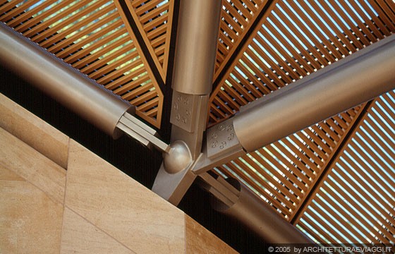 SHIGARAKI, SHIGA - MIHO MUSEUM - Particolare del nodo strutturale in acciaio e delle sottoli lamelle in legno che filtrano e regolano la luce naturale