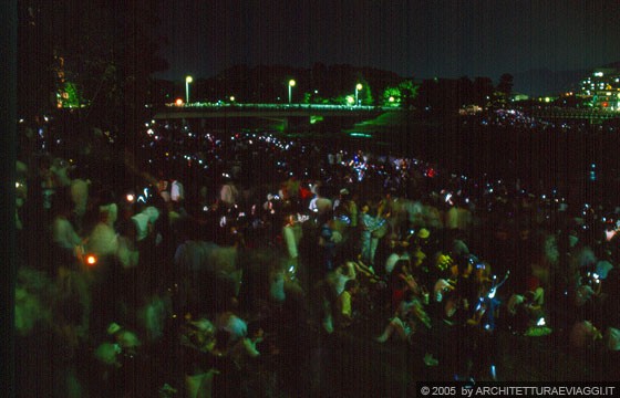 KYOTO - 16 agosto: la folla celebra il Daimon-ji Gozan Okuribi, l'addio finale alle anime degli antenati