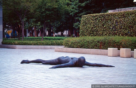 NAGOYA - Una scultura nel giardino circostante del Museo di Arte Moderna di Nagoya