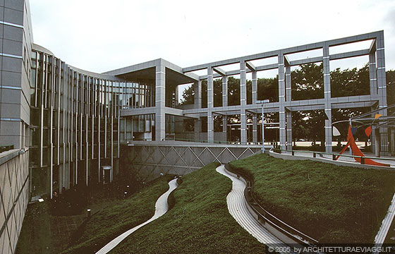 NAGOYA - Municipal Museum of Modern Art - l'ingresso principale visto dal giardino in declivo 