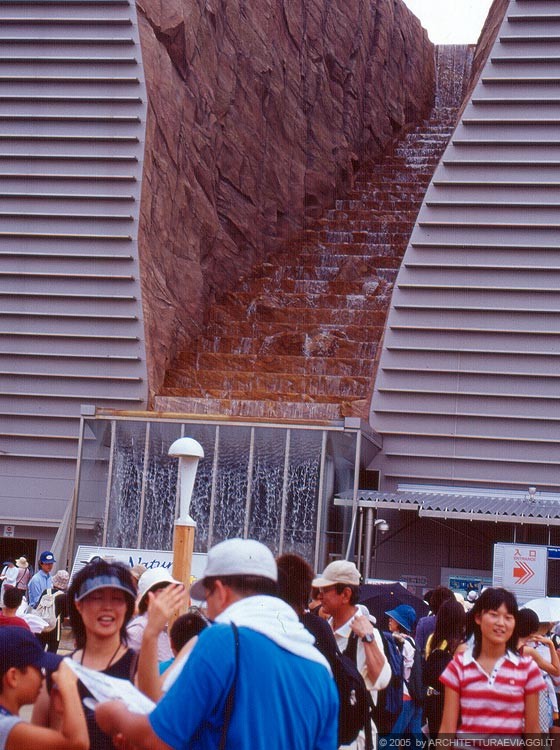 EXPO AICHI 2005 - Particolare della cascata d'acqua all'esterno del Padiglione Hitachi