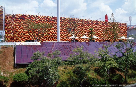 EXPO AICHI 2005 - Padiglione della Spagna con la vivace facciata esterna che ripropone una griglia legata alla tradizione spagnola/araba