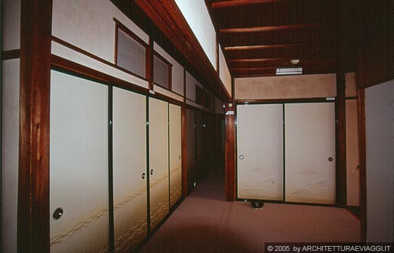 DISTRETTO DI HIDA - Takayama - L'interno della Murasaki Ryokan, con pannelli shoji e pantofole rigorosamente fuori dalle camere 