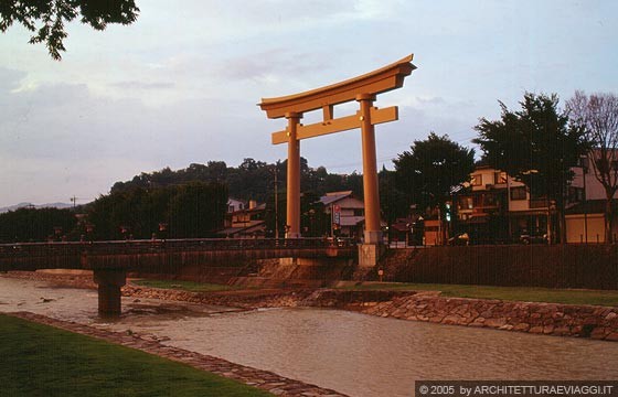 TAKAYAMA - Un caratteristico torii, porta di accesso ad un santuario shinto