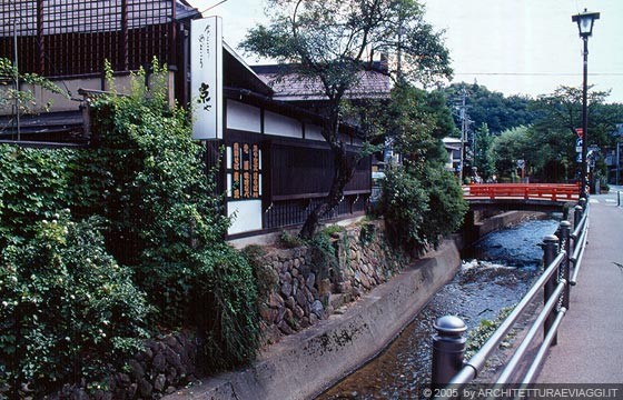 TAKAYAMA E DINTORNI - Attraversando l'Enakogawa River per visitare le case dei mercanti a nord di Sanmachi - Takayama ottima base per escursioni nel distretto di Hida, nella valle di Shokawa e nel Parco Nazionale Chubu-Sangaku