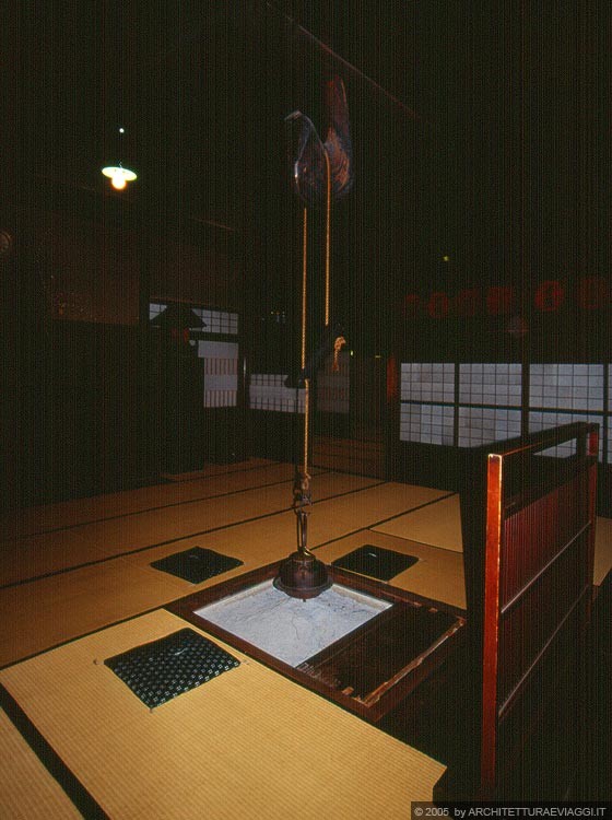 TAKAYAMA - L'irori è il cuore della Casa Kusakabe con il braciere a carbone incassato nel pavimento in legno ricoperto di tatami