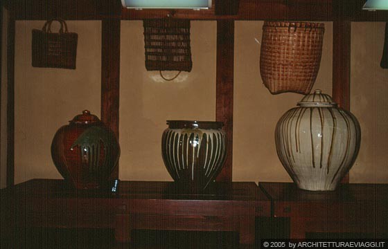 TAKAYAMA - Casa Kusakabe: sale espositive con ceramiche e manufatti laccati di Hida