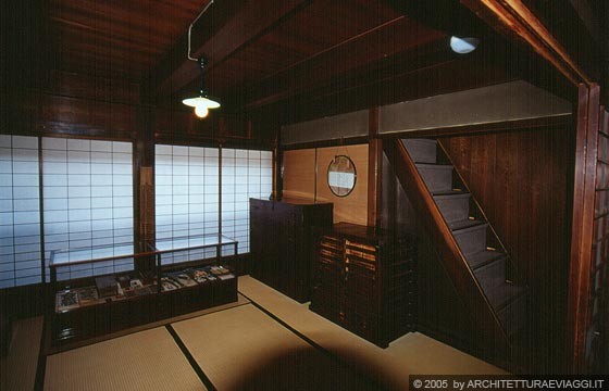 TAKAYAMA - Kusakabe Mingei - kan: la stanza con scale in legno per l'accesso al piano superiore