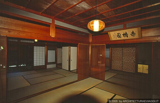 TAKAYAMA - Casa Yoshijima - Pannelli e pareti scorrevoli trasformano gli ampi spazi interni in base alle esigenze e alle ore del giorno