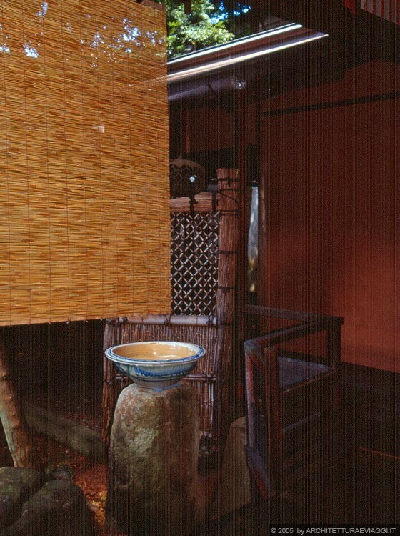 TAKAYAMA   - Il patio-giardino della Casa Yoshijima: legno, pietre, paglia e ceramica materiali naturali, deteriorabili e grezzi per la cura dell'ambiente e dei dettagli in armonia con i principi del wabi-sabi