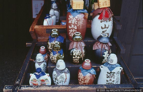 TAKAYAMA - Sanmachi - bevande alcoliche in grazioso vasellame