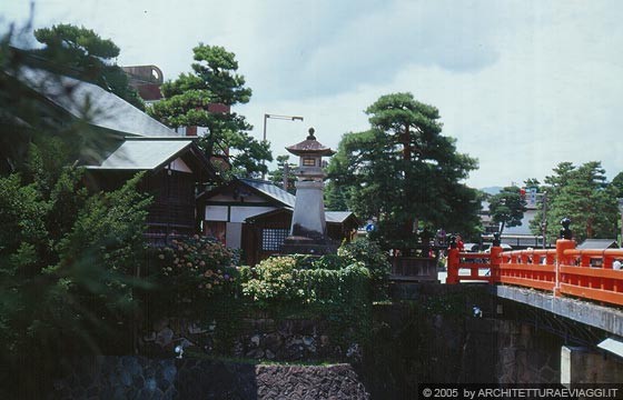 TAKAYAMA - Il rosso vermiglio del Nakabashi Bridge tra alberi, tetti e lanterne
