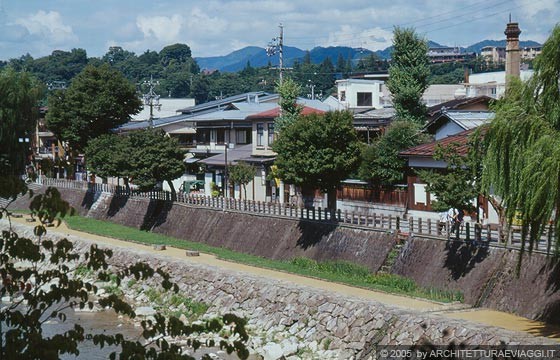 TAKAYAMA - Il fiume Miya - Alcune case d'epoca di Sanmachi si affacciano sul fiume