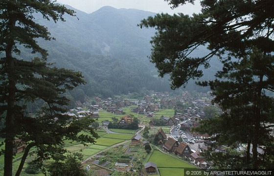 REGIONE DELLA VALLE DI SHOKAWA - Ogimachi - Shiroyama Tendobai: dal punto panoramico ampia veduta delle pianure sottostanti