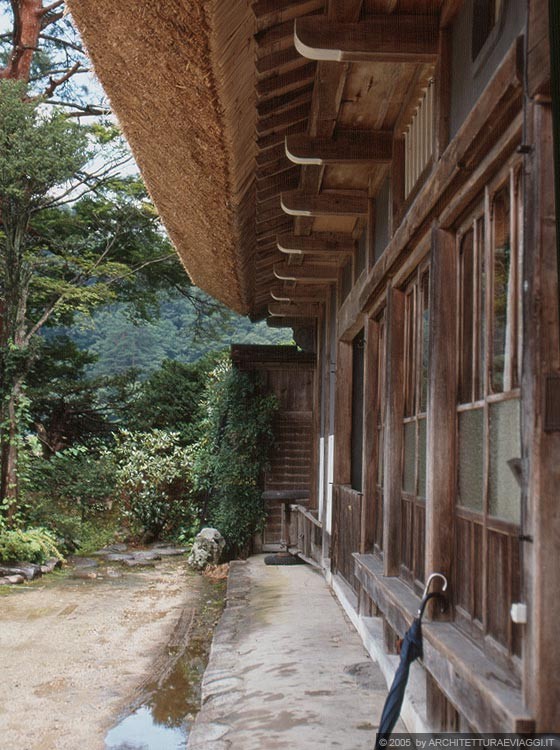 SHIRAKAWA-GO - Kanda-ke a Ogimachi - la facciata di ingresso e la paglia del tetto