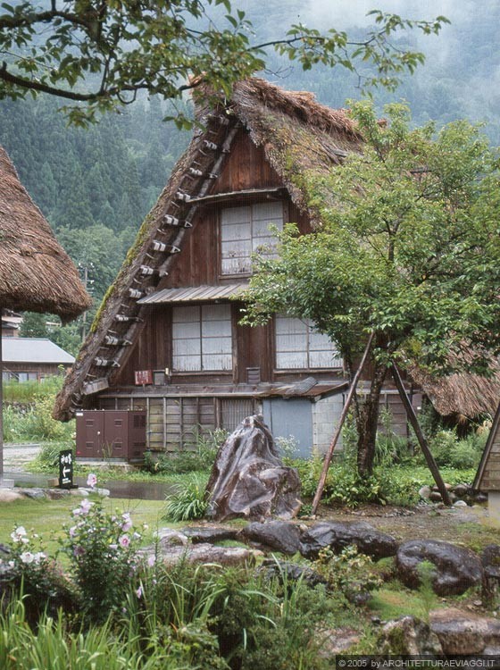 SHIRAKAWA-GO - Ogimachi - Il giardino zen della Casa Kanda (Kanda-ke) e sullo sfondo un'altra casa gassho-zukuri