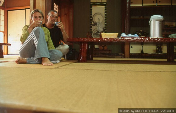 REGIONE DELLA VALLE DI SHOKAWA - Kanda-ke a Ogimachi - io e Francesco sorseggiamo un tè seduti sul tatami della stanza degli ospiti, rigorosamente a piedi nudi