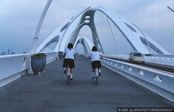 TOYOTA CITY - TOYOTA BRIDGE - due giovani ragazze giapponesi attraversano il ponte in bicicletta sfruttando i percorsi laterali