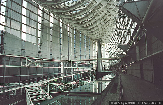 TOKYO CENTRO - Tokyo International Forum - La copertura a carena in acciaio della Glass Hall