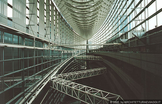 TOKYO CENTRO - Tokyo International Forum - I percorsi sopraelevati in diagonale che attraversano la Glass Hall ai piani superiori