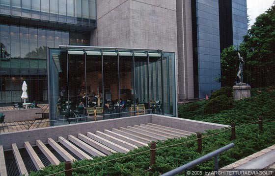 TOKYO UENO  - Biblioteca internazionale di letteratura per bambini - la caffetteria e la facciata posteriore viste dal patio interno